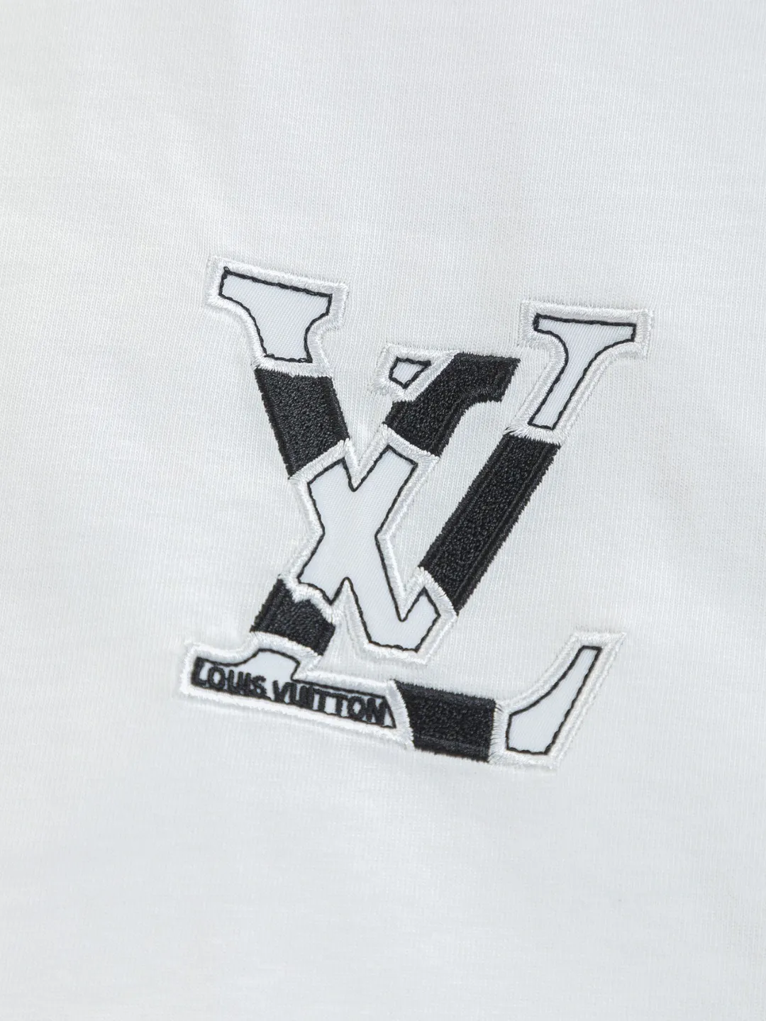🅿️190 Louis Vuitton 1V LV lv slightly wide version S-XL LV 26ss new products are available at the counter simultaneously. Multiple craftsmanship. Chest patch letter 🪡 embroidery. Back patch letter large logo 🪡 embroidery. Round neck short-sleeved T-shirt, same style for men and women! Consigned to one-to-one creation. Synchronized with the official website, pure cotton fabrics at the counter! It is close to the skin and comfortable, durable and easy to wear. It has a classic and simple logo design and meticulous original craftsmanship. Short-sleeves, a must-have item for men, do not appear to be the same for the general public, but must be unique and eye-catching. This LV short-sleeve is all about quality, comfort, the same shape and fashion as always, including fabrics and cutting techniques. All of them have been made with great effort! 320 grams of washed pure cotton fabric, pure cotton is breathable, very refreshing and comfortable for daily wear. The rib knitting on the neckline is smooth and tight, and the neckline will not be skewed if you toss it at will. The loose version, you will find that it looks really good on the upper body. The overall is minimalist and neat, super versatile for daily use! Pair it casually with a pair of pants for a youthful look. A T-shirt will make your outfit crazy. It is a fashionable item that can never go wrong! Color: Black White Size: S-XL Size chart: S: Shoulder width 50-Bust 56-Length 70 M: Shoulder width 52-Bust 57-Length 72 L: Shoulder width 54-Bust 59-Length 74 XL: Shoulder width 56-Bust 62-Length 76